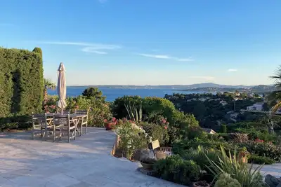 Villa 8 personnes. Vue panoramiques sur mer et collines. Piscine. Plage à pieds