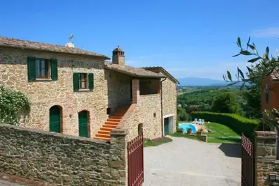 Image de Villa avec piscine privée, ping-pong et terrain de boules, située dans une position panoramique sur