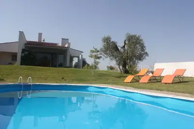 Image de Villa avec la vie privée et à proximité des plages, piscine privée et grand jardin
