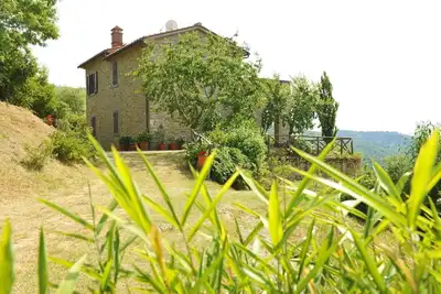 Image de Maisonnette en pierre en position isolée et extrêmement panoramique, à 15 km de Cortona, avec piscin