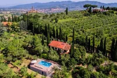 Image de Villa avec piscine extrêmement panoramique, située à 4 km de Castiglion Fiorentino. Style toscan ru