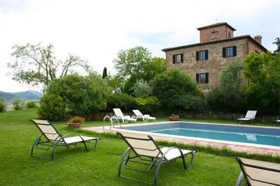 Image de Villa typique avec piscine privée en position panoramique dans le sud de la Toscane, à quelques km d