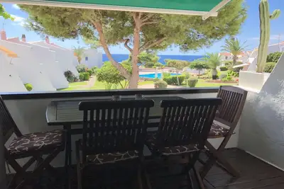 Image de Appartement avec de superbes vues sur la mer et piscine communautaire et parking privé.