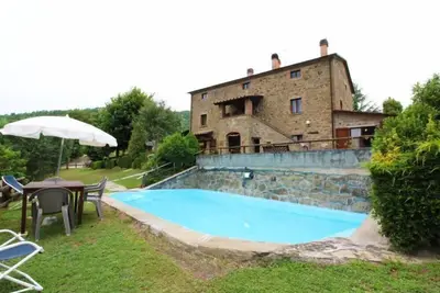 Image de Maison en pierre avec piscine privée et court de tennis. A la frontière entre la Toscane et l'Ombrie
