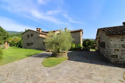 Image de Villa de luxe avec piscine privée, jacuzzi extérieur, salle de billard et climatisation, située aux