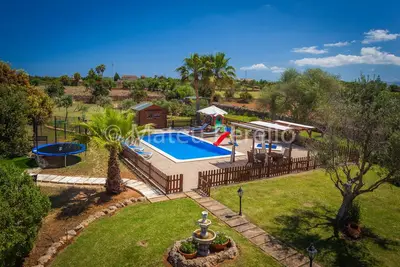 Image de Villa Santa Eulalia, Villa ������������������� la campagne avec piscine, grand jardin et terrain avec animaux.