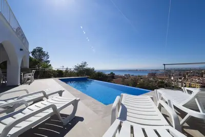 Image de Incroyable maison avec vue sur la mer et la ville près du centre de Roses Inmosantos Casa Tordera