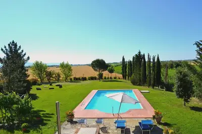 Image de Villa de maître pour 12 personnes, situé près de la ville étrusque de Cortona avec jardin et piscine