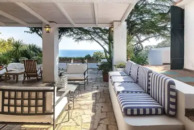 Image de Villa luxueuse et raffinée en position panoramique à environ 400 mètres de la mer et à 100 mètres du