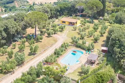 Image de Pool house, Mansion toscane au sommet d'une colline près de l'ancien village de Bibbona