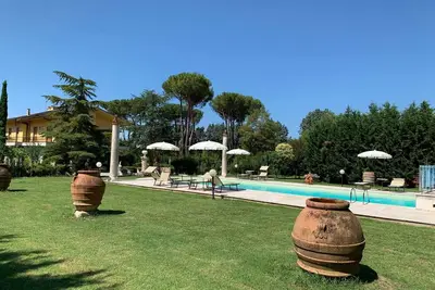 Image de Charmante résidence historique près d'Arezzo, avec piscine privée ornée de marbre, parc séculaire et