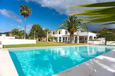 Image de Grande villa de luxe, idéale pour des familles, proche des plages, grand jardin