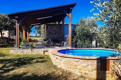 Image de Typique maisonnette idéal pour des vacances romantiques. Air conditionné, accès Wi-Fi et jardin avec