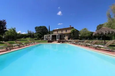 Image de Grande villa en pierre avec piscine privée, située sous la forteresse de Civitella en Valdichiana, a