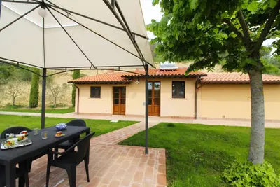 Image de Petite maison avec piscine privée et jacuzzi ainsi que la climatisation. Position extrêmement panora