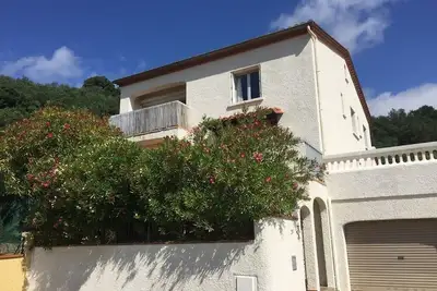 Image de Villa de 3 chambres avec grande piscine privée dans le jardin spacieux et vue sur la montagne