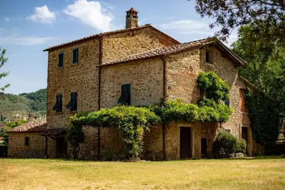 Image de Ancienne maison en pierre avec jardin privé et piscine, caractéristique et de style rustique. Située