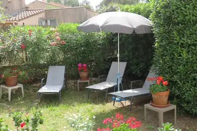 Saint-raphaël  à 500 m d'une petite  plage de sable, rez-de-jardin de villa,