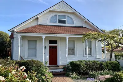 Image de Une maison victorienne de gardiens de phares au bord de la mer