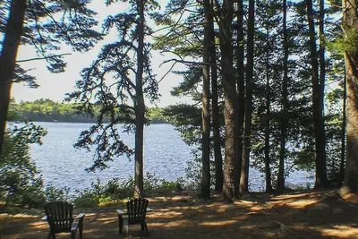 Image de Maine Cabin sur Belle, lac tranquille. . . . Près de l'océan