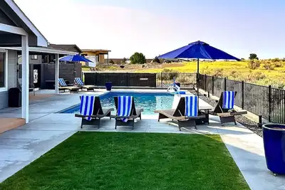 Image de Maison de vacances Desert Aire sur le terrain de golf avec vue sur la rivière