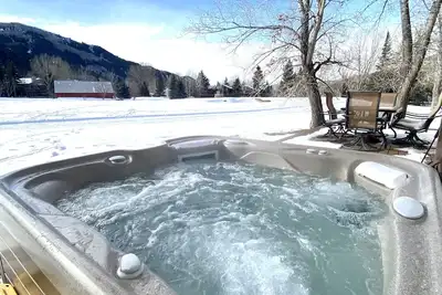 Image de Luxury Mountain Home par Vail / Beaver Creek. Spa privé, sur le terrain de golf