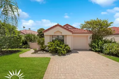 Image de 1717 Sea Place: Maison en bord de plage avec 3 chambres, cour clôturée, garage, piscine communautaire et accès à la plage