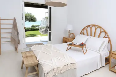 Image de Maison en bord de mer Calista Beach avec jardin privé