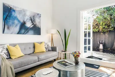 Image de Élégante terrasse victorienne de 2 chambres à coucher, charme de 1860 et rénovation moderne!