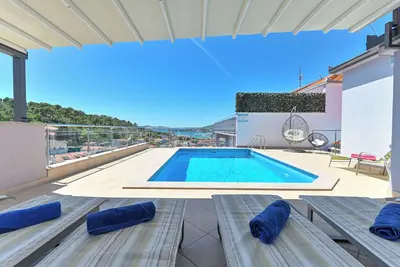 Image de Villa de luxe neuve avec piscine sur le toit et Jakuzzi Ă Trogir
