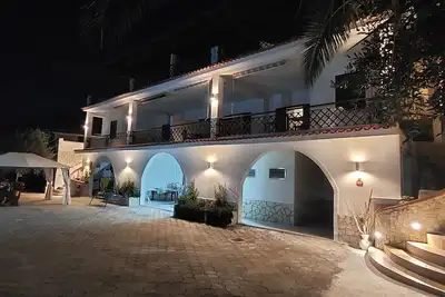Image de Superbe appartement de trois pièces au rez de chaussée d'une villa avec piscine