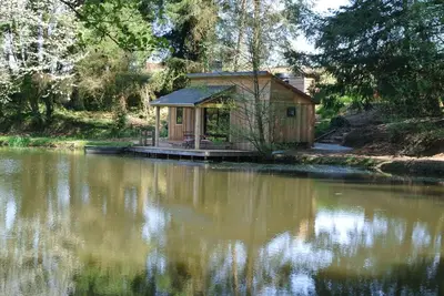 Image de GoGreen Cabin au coeur de la France rurale sur un lac privé