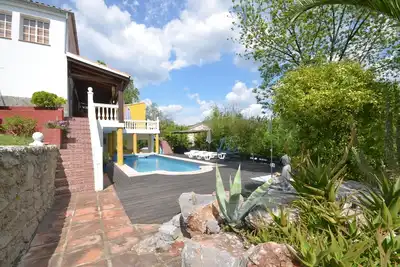 Image de Appartement privé avec une vue imprenable sur la campagne, grande piscine, des jardins et une connexion Wi-Fi