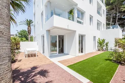 Image de Appartement avec jardin privé et jacuzzi commun, à côté de la plage et du centre