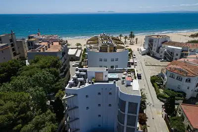 Appartement en deuxième ligne de la plage avec 2 chambres, balcon et jacuzzi commun avec vue sur la baie de Roses
