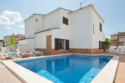 Image de Villa avec piscine privée. Hutg-015590