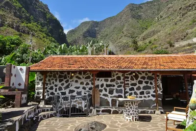 Belle maison en pierre avec terrasse et dans un endroit isolé