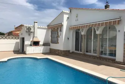 Image de Villa plein pied terrain 350m2, piscine privée, près plage et port de plaisance
