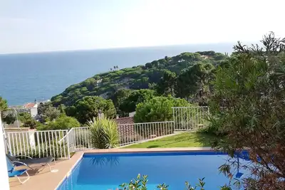 Image de Superbe Villa avec Piscine et Vue mer spectaculaire sur la côte de Barcelone.