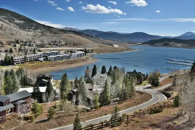 Image de Surplombant le lac Dillon - En ville avec Big Yard, vue sur la montagne, spectacles à pied d'amphithéâtre, port de plaisance