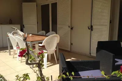 Image de Appartement coquet avec grande terrasse et piscine privative à 5 mn de la plage