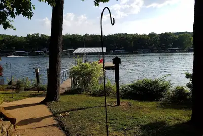 Image de Endroit calme, belle maison au bord du lac dans une crique. Quai de bateau couvert privé!