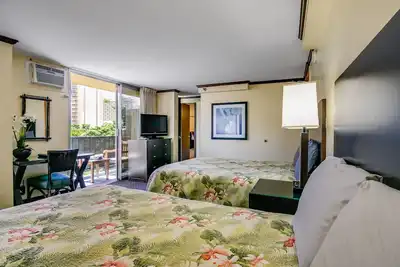 Image de 2 lits doubles et cuisine complète donnant sur la piscine