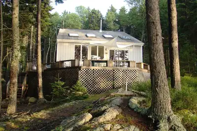 Image de ÎLE unique vivant hors de la grille - chalet au bord de l'eau