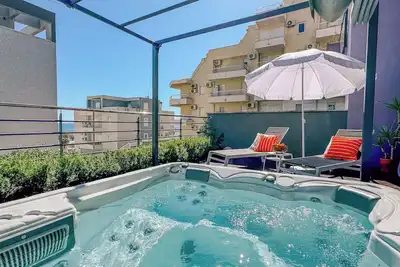 Image de Un endroit accueillant au bord de la mer avec jardin et vue sur la mer