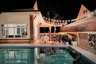 Image de Villa De Piscine De Style Casual De Vacances Dans La Ville De Pattaya