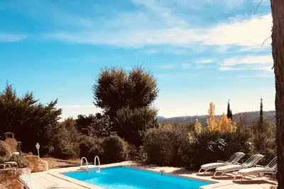 Image de Charmante villa de style provençal de plain-pied avec piscine et vue imprenable.