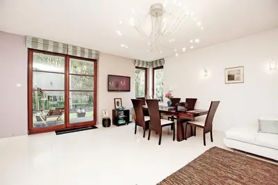 Image de Appartement luxueux avec jardin et terrasse (2 min à pied de la plage 200 m)