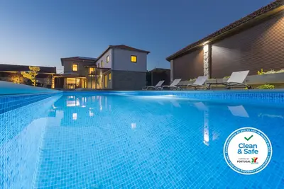 Image de Visa House - Une retraite avec piscine chauffée de mai à septembre