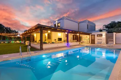 Image de Villa neuve avec piscine, jardin et tennis de table, Ă deux pas de la mer